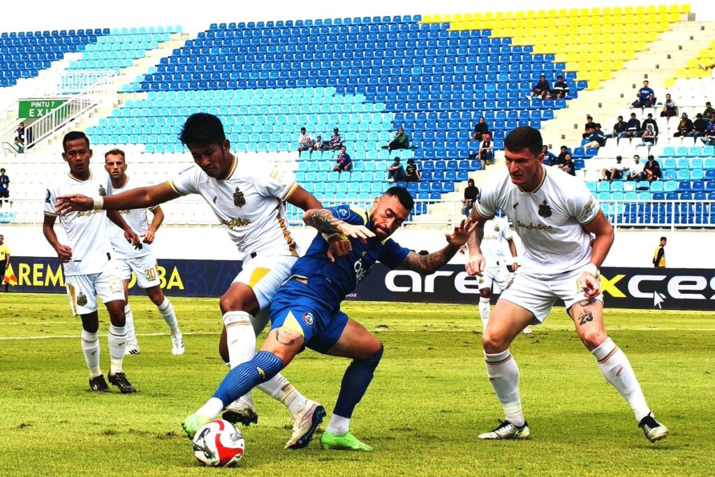 Kontroversi Penalti di Laga Arema FC vs Bhayangkara FC: Pelatih Paul Munster Merasa Dirugikan